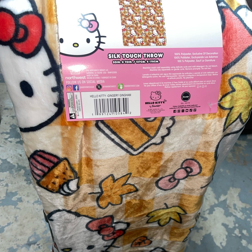 Hello Kitty Fall Treats Oversized plush throw blanket
